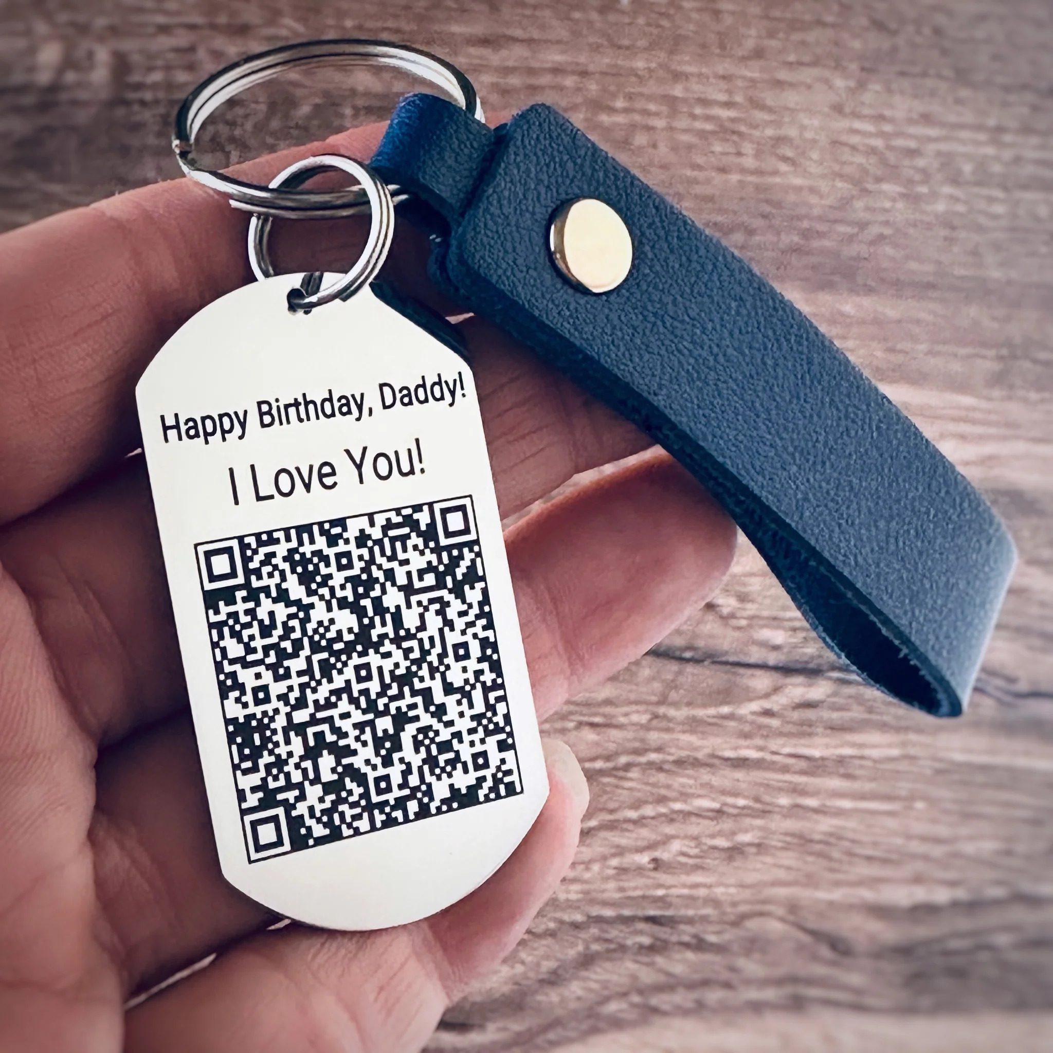 ¿Qué es un Llavero con Audio QR y por qué es el regalo del momento?